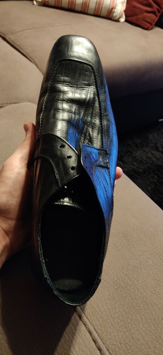 Sapatos clássicos de pele