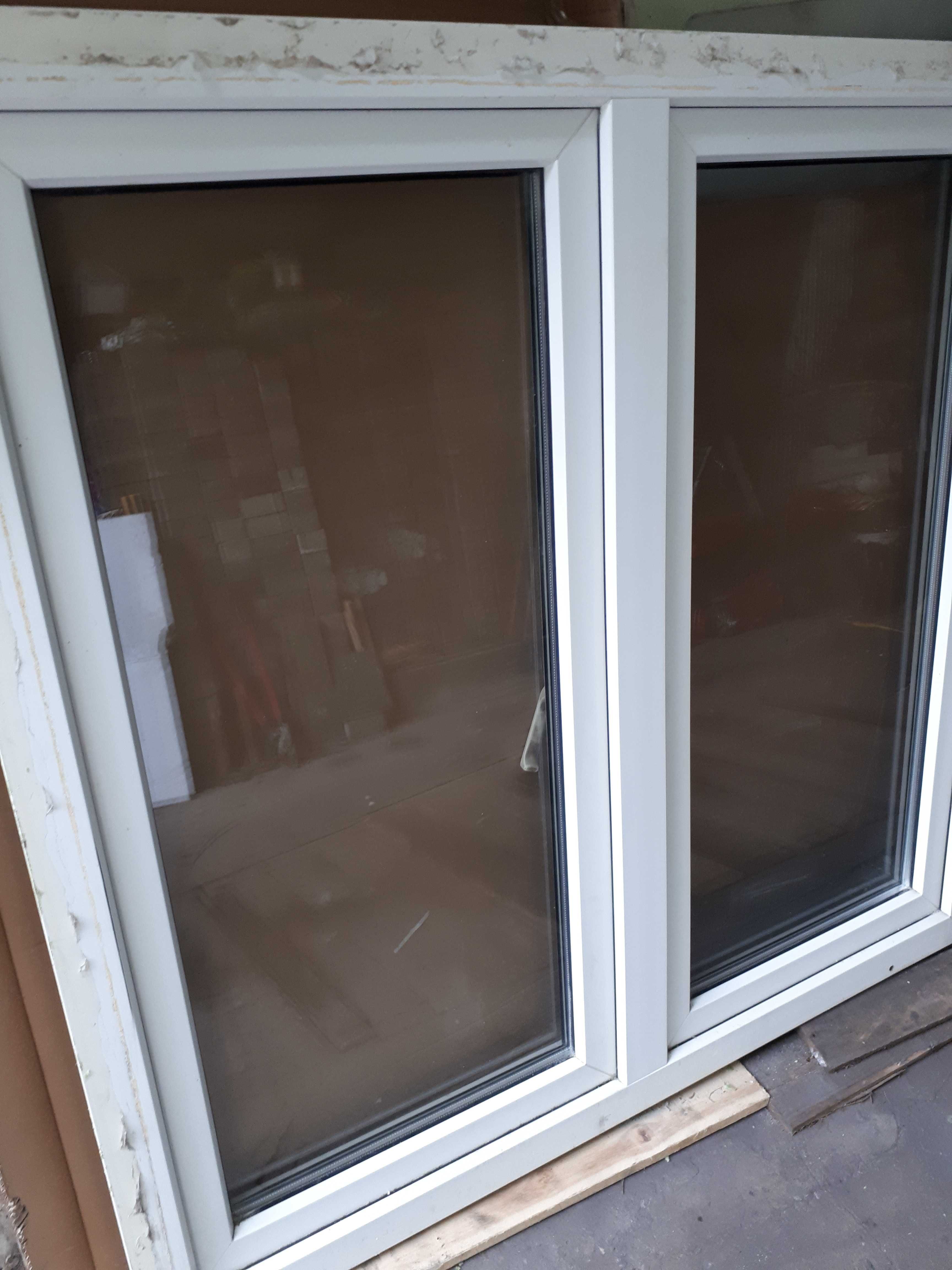 Okna PCV białe 165 x 140 ;136 x 132 i  97 x 138 roletami zewnętrznymi