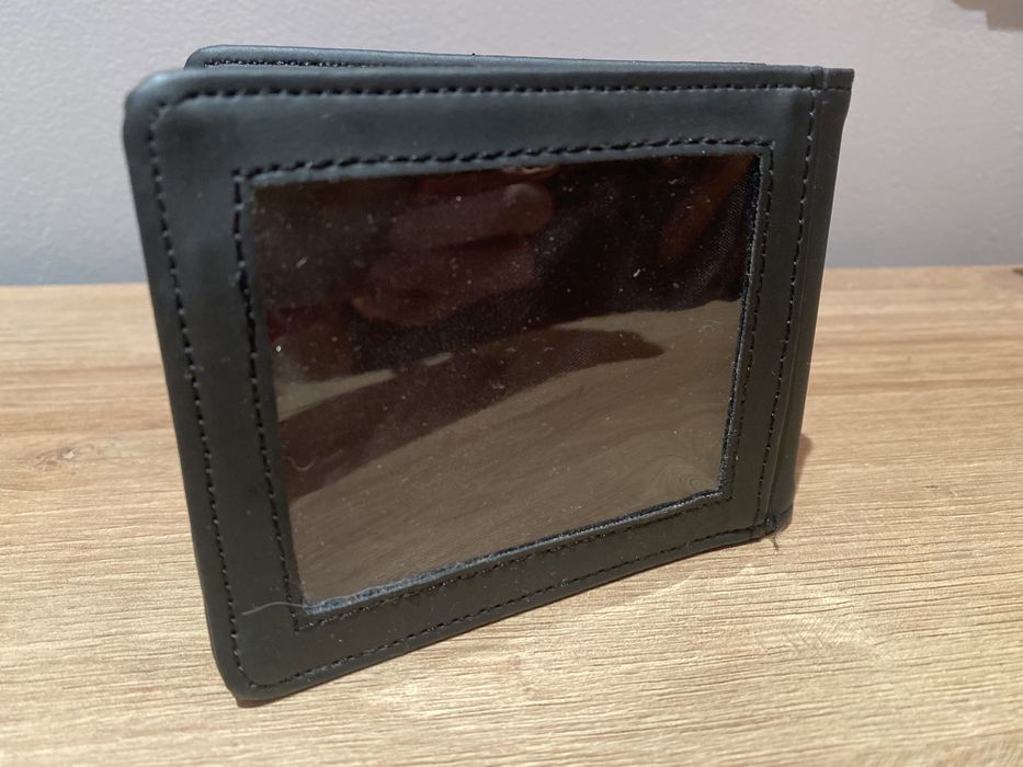 Carteira preta para cartoes e notas