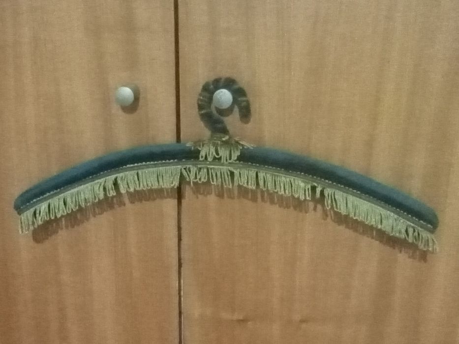 Belo cabide vintage em veludo com franjas