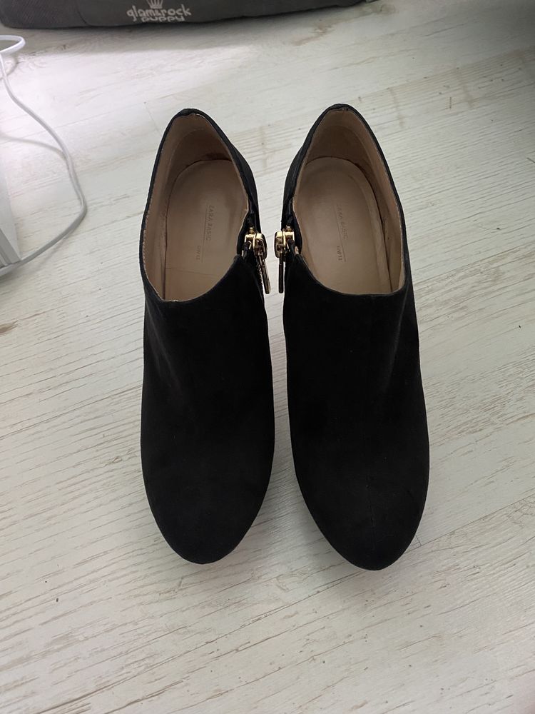 Stylowe botki Zara czarne złote zamki wydłużają nogi buty na obcasie