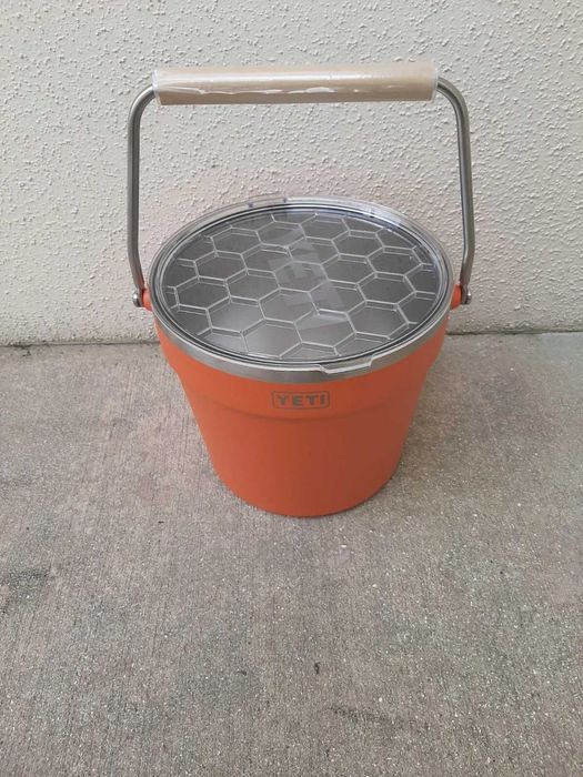 Balde de gelo Yeti Rambler Novo, para uso pessoal em bar.