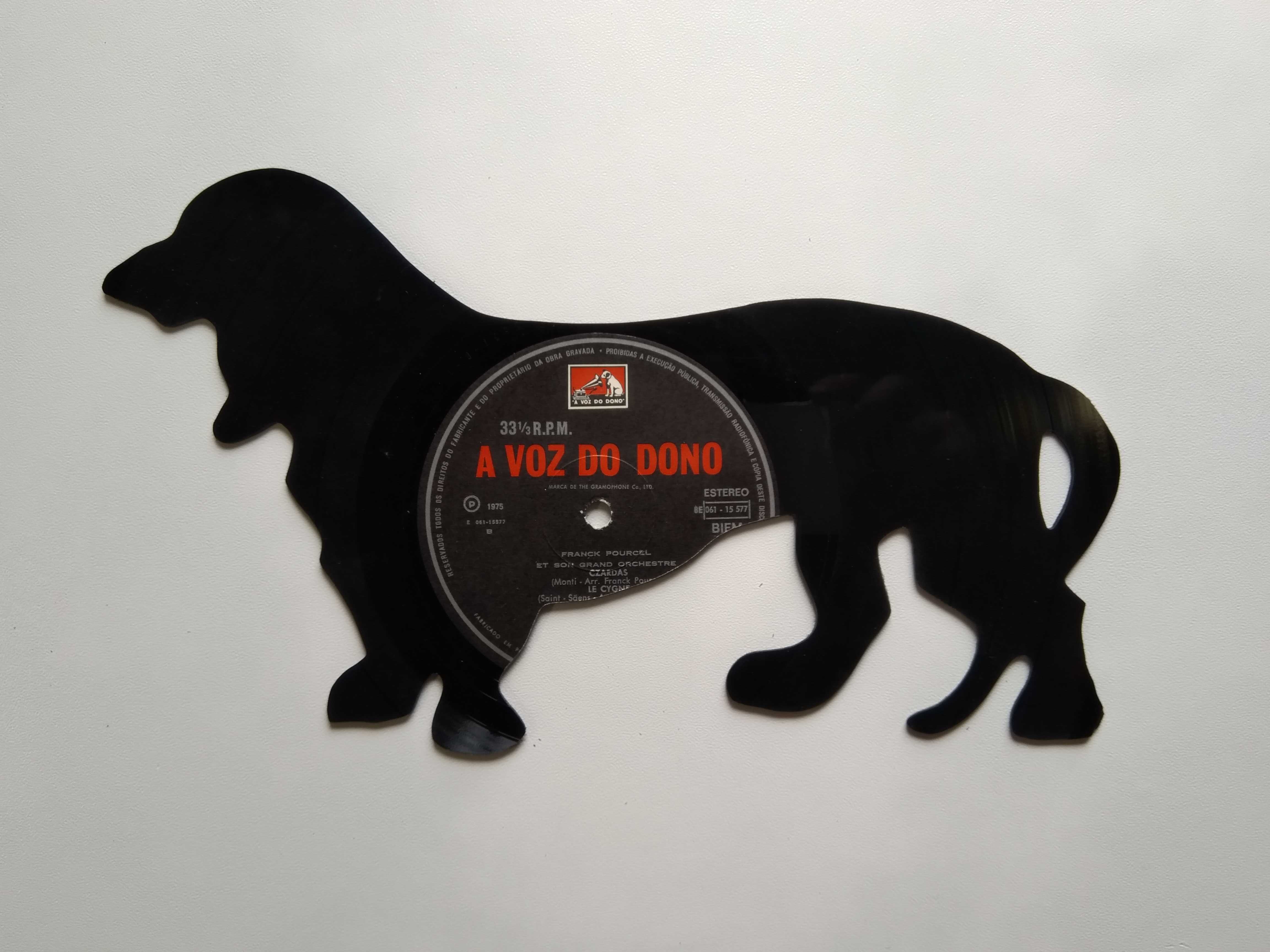 Silhueta decorativa Cão feita de um disco de vinil LP