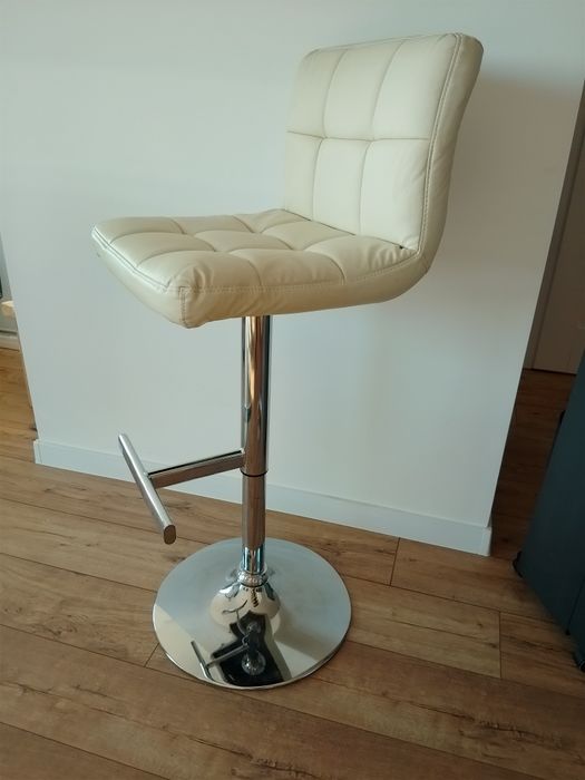 Krzesła hoker kremowe