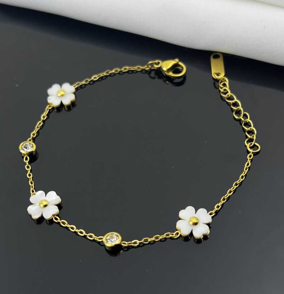 Pulseira Dourada em Aço Inoxidável – Flor com Pérola e Cristal