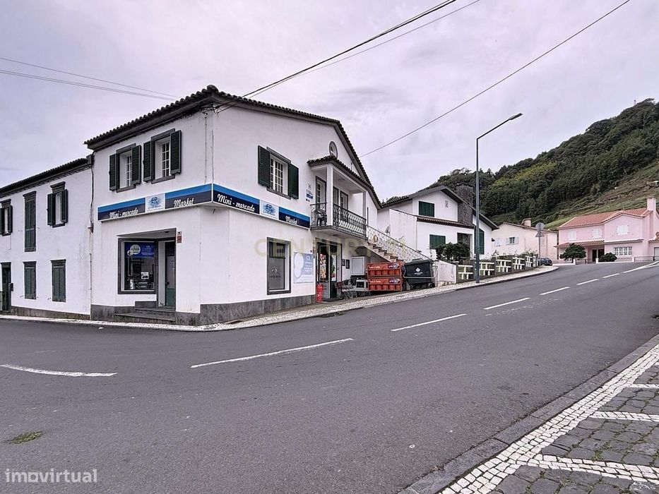 Moradia com Negócio e Alojamento Local – Oportunidade Única em Zona Ce