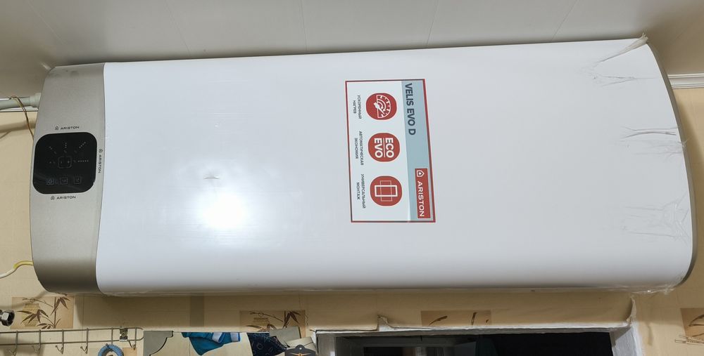 Продам водонагреватель Аристон плоский 100 литров