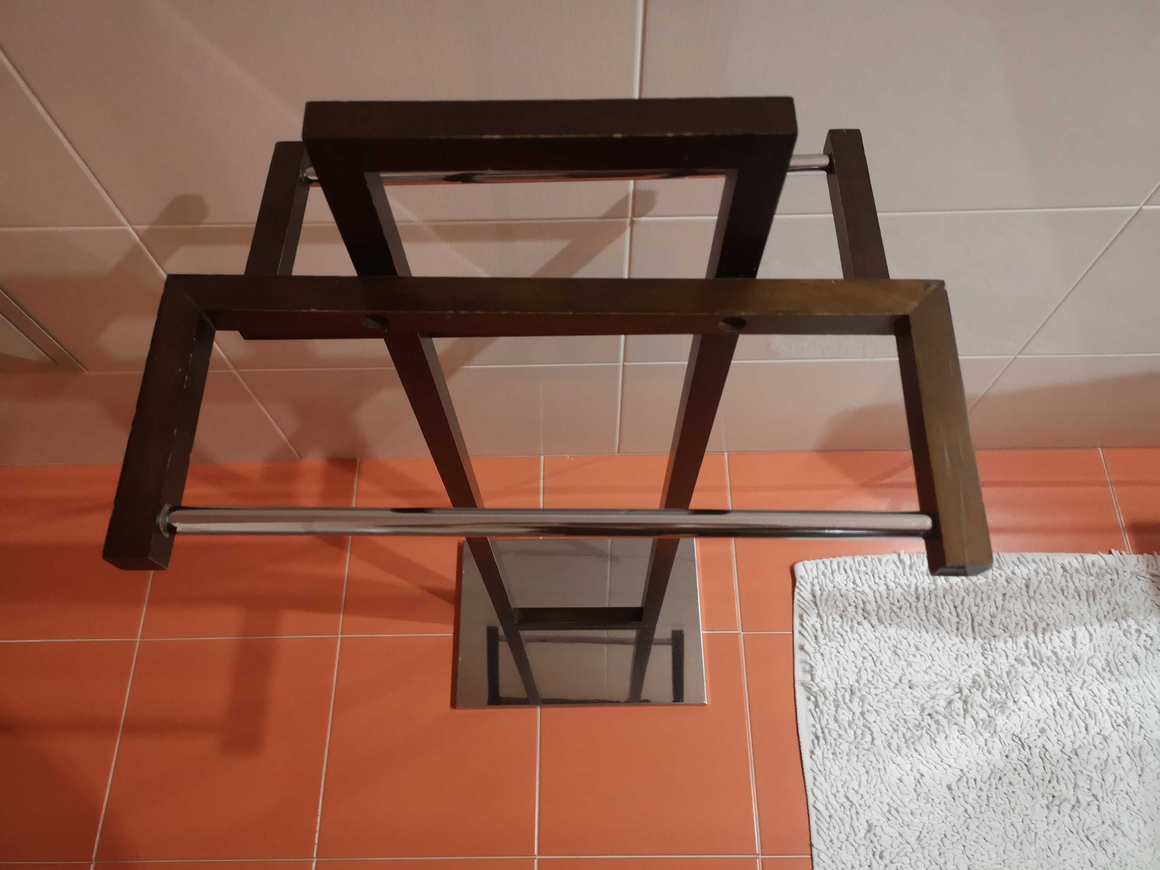Conjunto 2 toalheiros, base metálica e madeira wengué