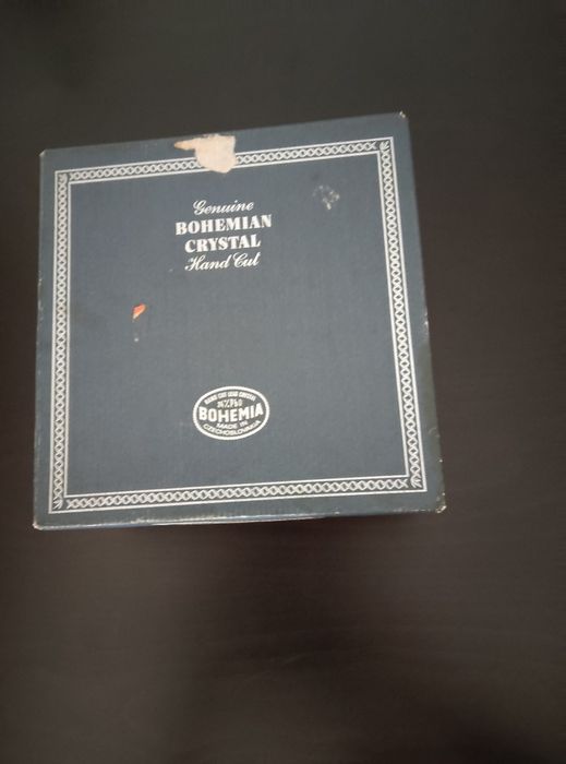 Taça antiga de cristal da Boémia, nova