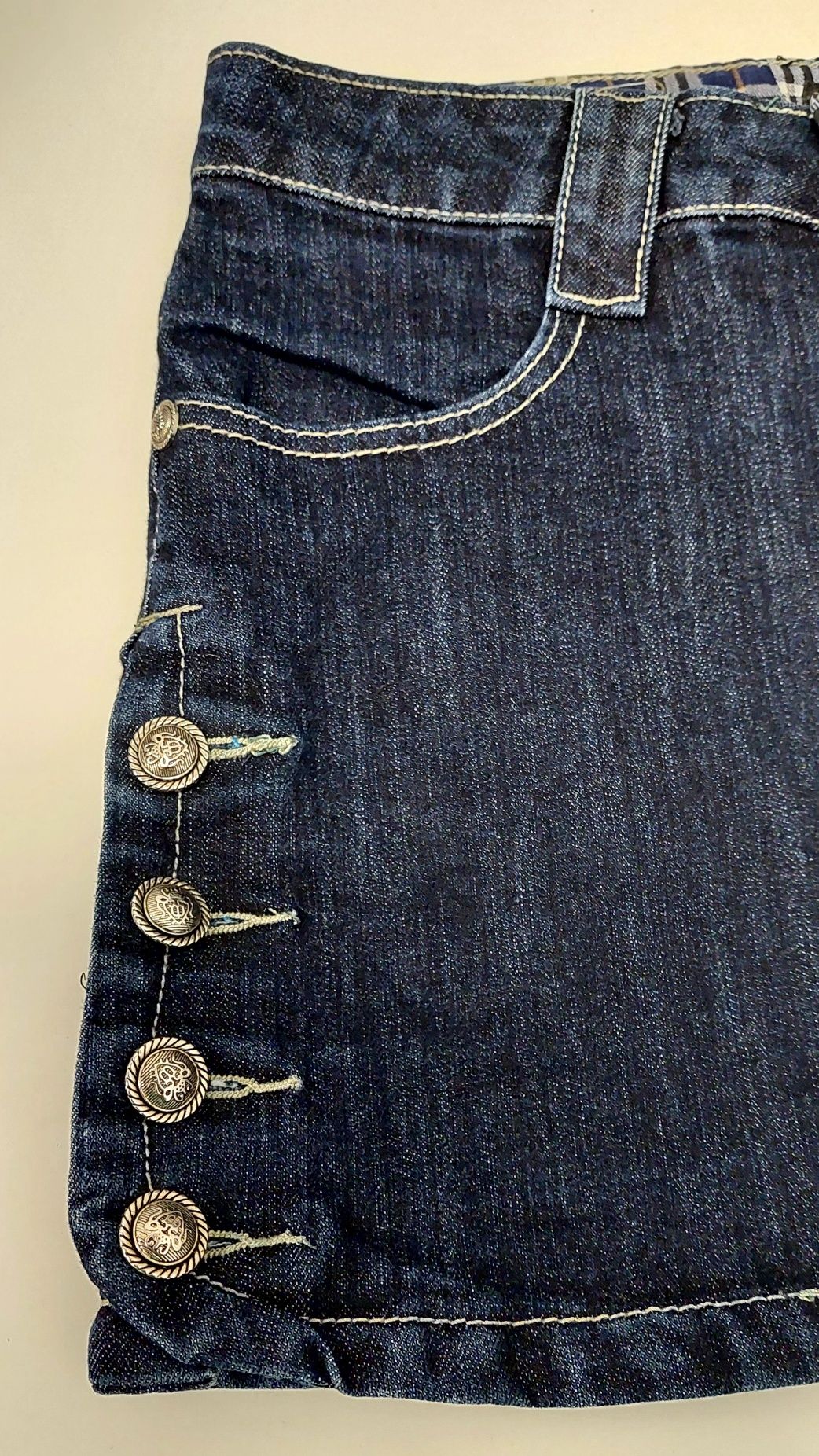 Granatowa dżinsowa spódnica z ozdobnymi guzikami