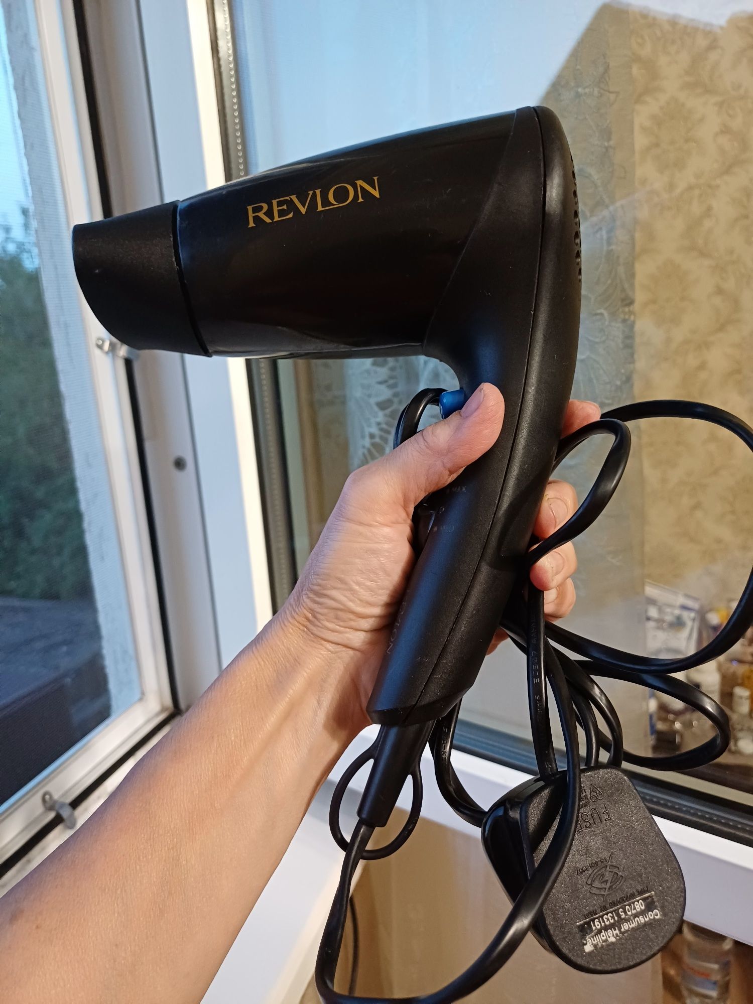 фен Revlon. 
Это фен Revlon, модель RVDR5823E1, мощностью 2000 Вт.
Он