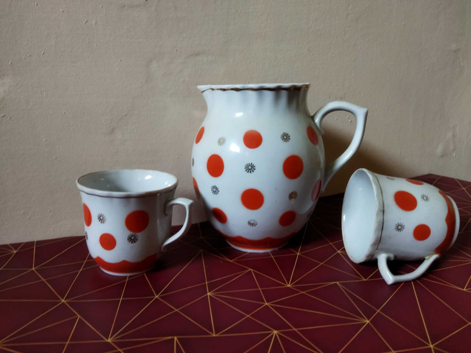 Продам кувшины и вазы из фарфора и стекла.