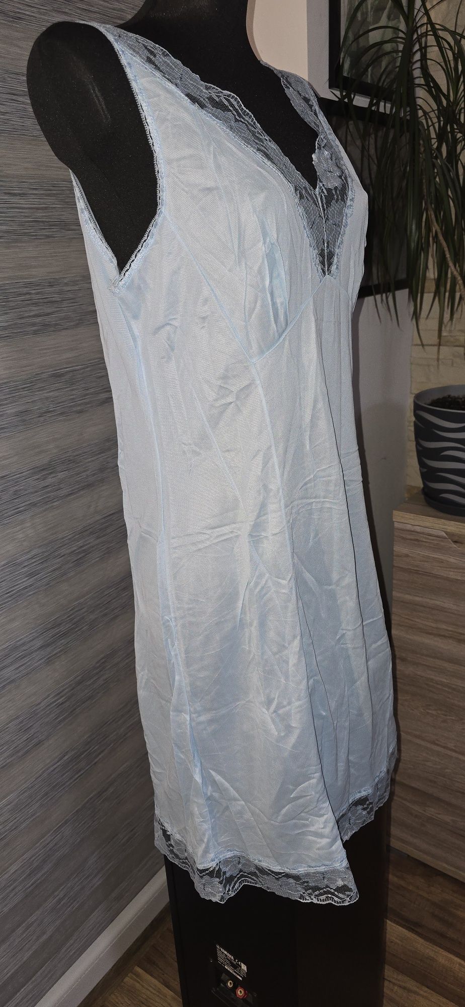 Elegancka Jasnobłękitna Halka Na Szerokich Ramiączkach Roz. 5XL/50/22