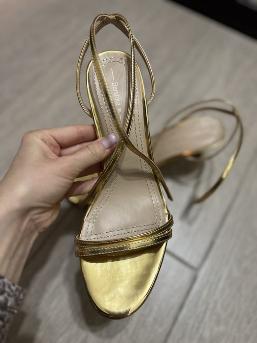 Туфлі золоті на невисокому підборі