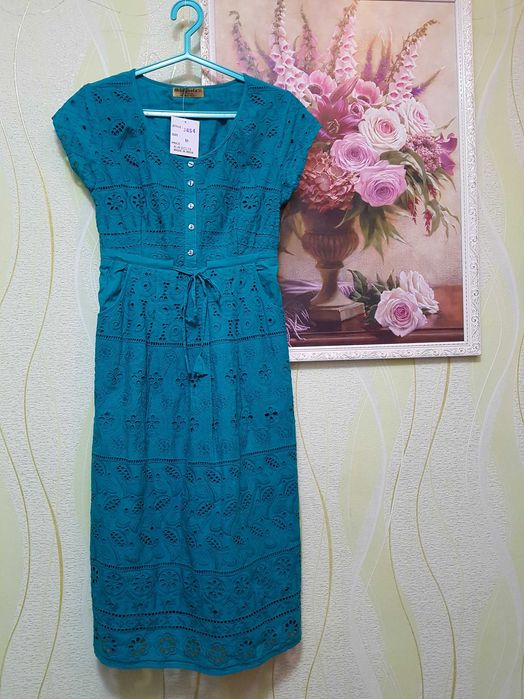 Стильное летнее батистовое ажурное платье миди очень яркое, вышивка