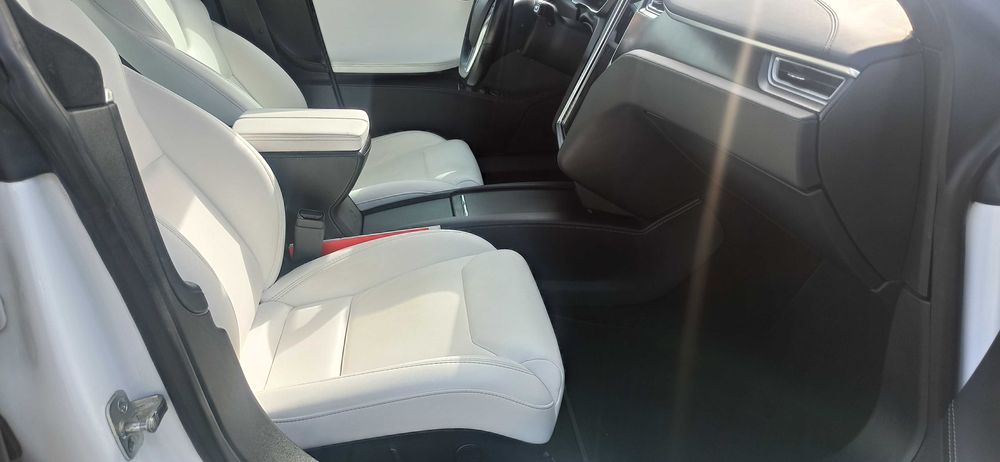 Продам хороший , надійний автомобіль Tesla Model S