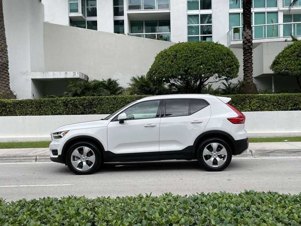 2019 Volvo XC40 T5 Momentum Sport Utility 4D