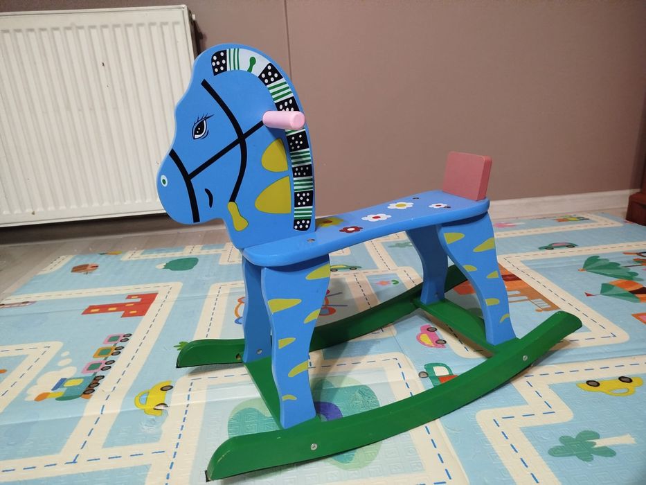 Drewniany konik na biegunach