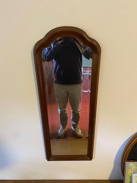 Espelho com moldura de madeira maciça