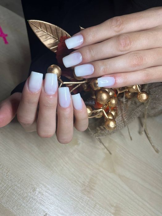 Манікюр, нарощення нігтів