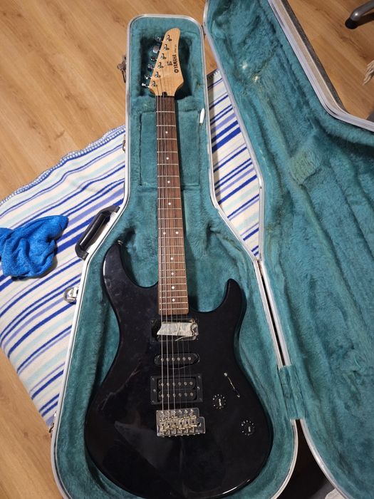 Guitarra Yamaha preta