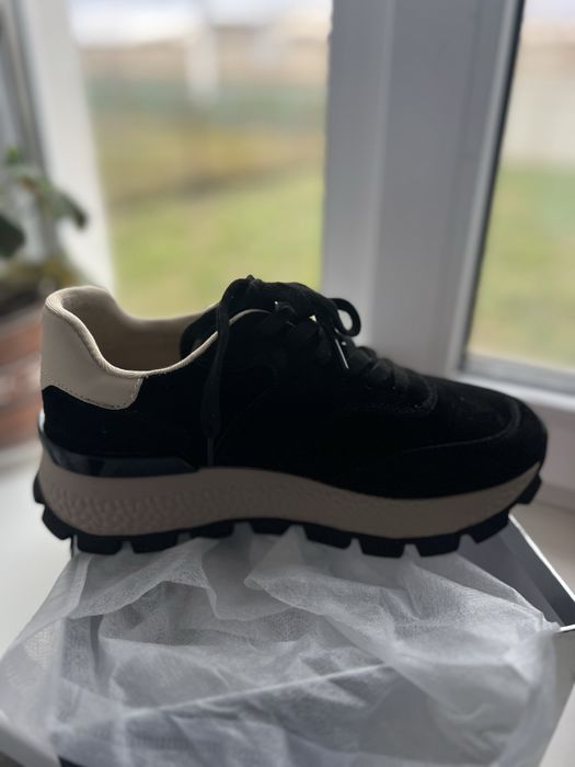 Жіночі кросівки розмір 38