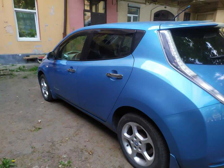 Nissan Leaf 2011 Електромобіль