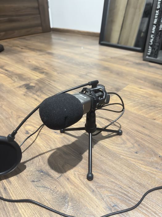 Mikrofon na statywie z gąbką i pop filtem