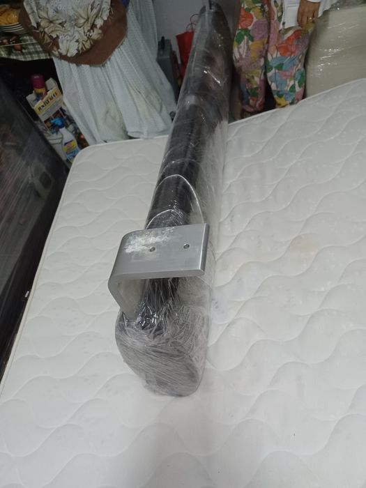 Cama em pele castanho escuro