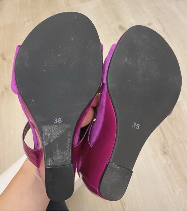 Całkowicie nowe skórzane klapki na koturnach rozm.36