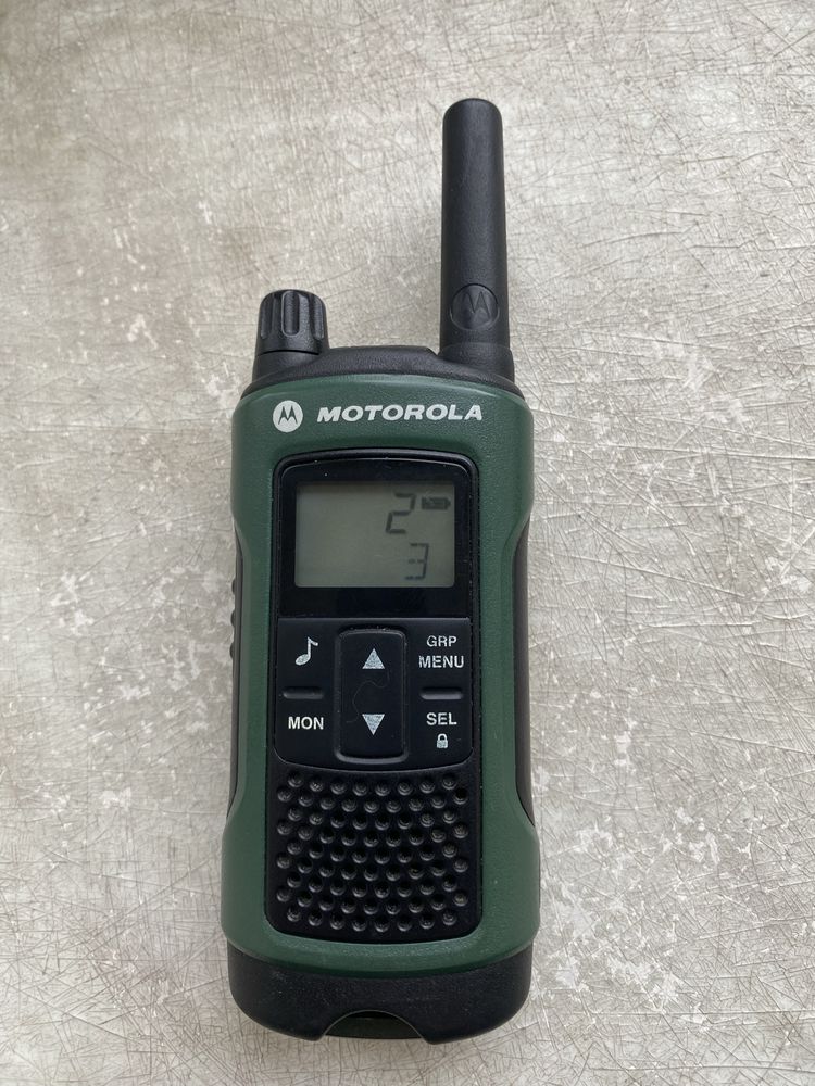 Продаю две рации Motorola T465 зеленые