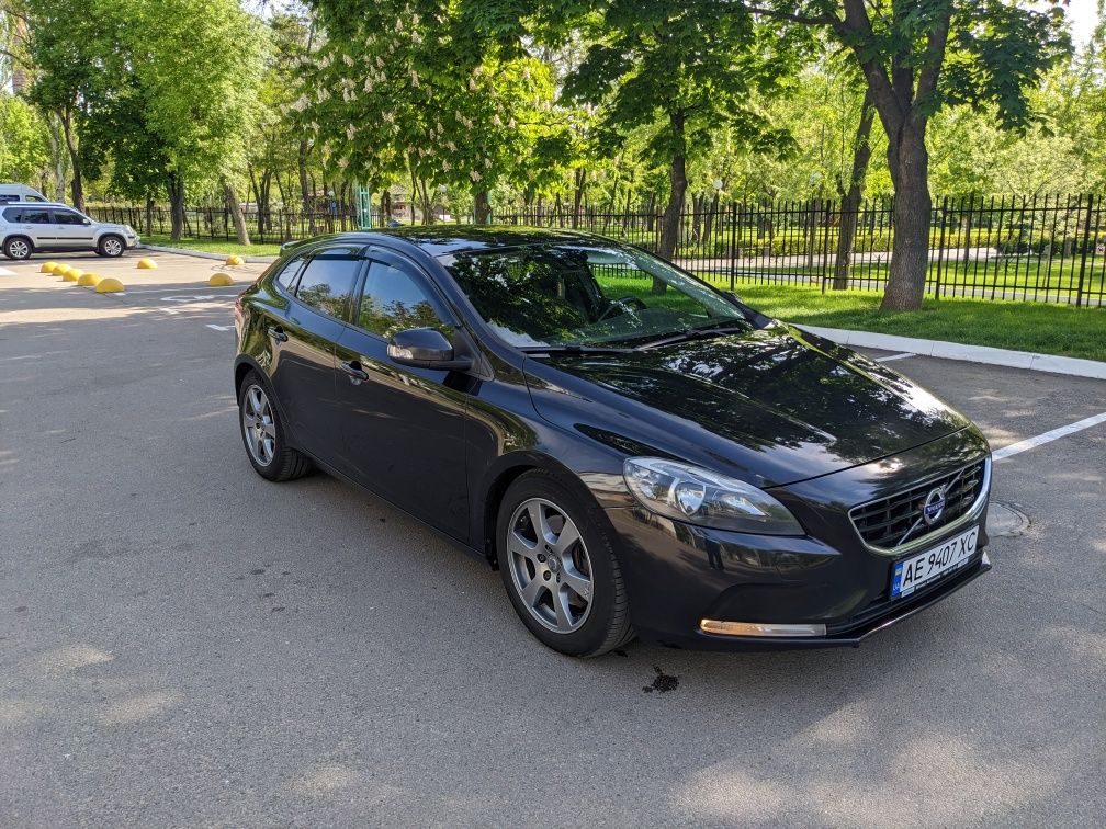 Volvo V40 2012р у гарному стані (двигун D3 - 2л дизель)