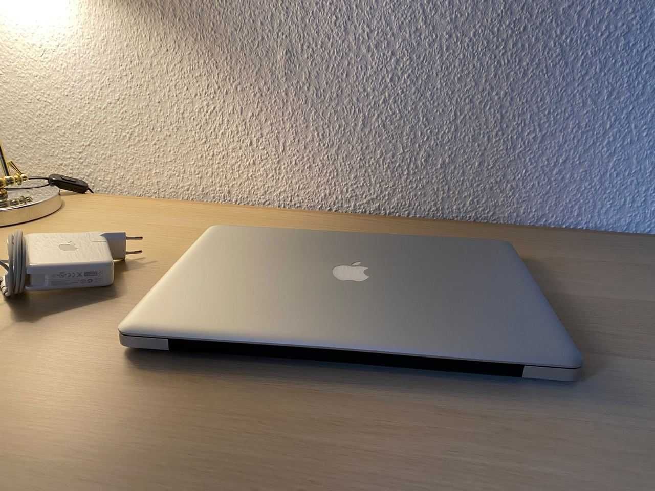 MacBook Pro 15 Early 2011 Core i7 256 ssd, 520 hdd, 12gb RAM