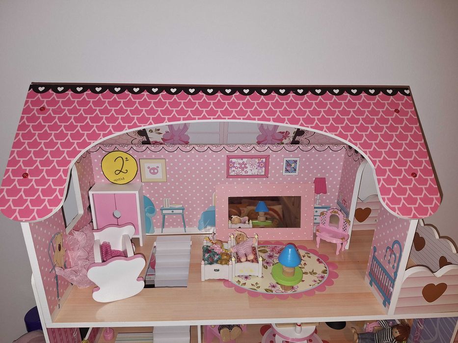 Casinha de Bonecas com acessórios