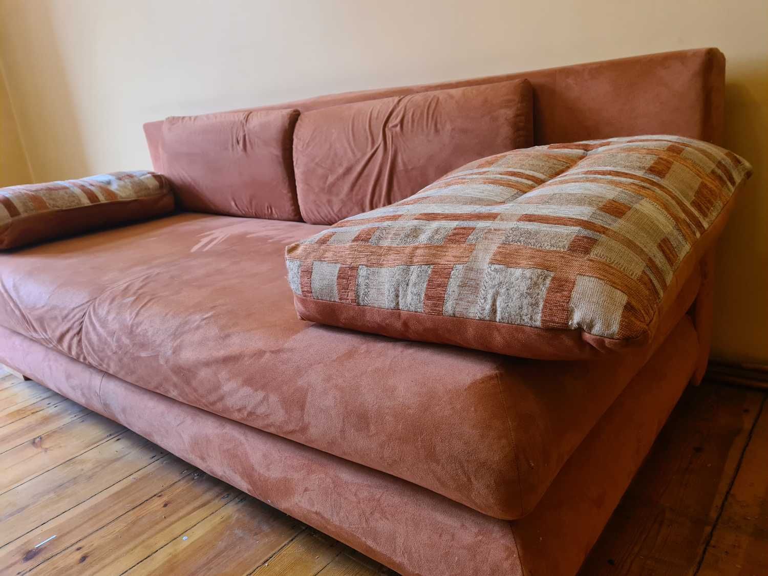 Kanapa, sofa rozkładana z funkcją spania łososiowa