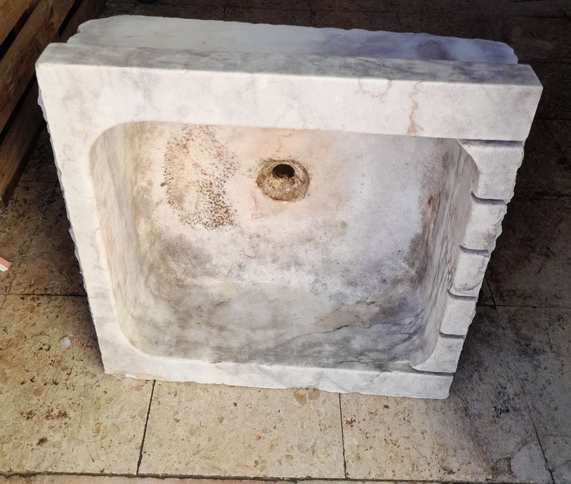 Pia antiga em pedra
