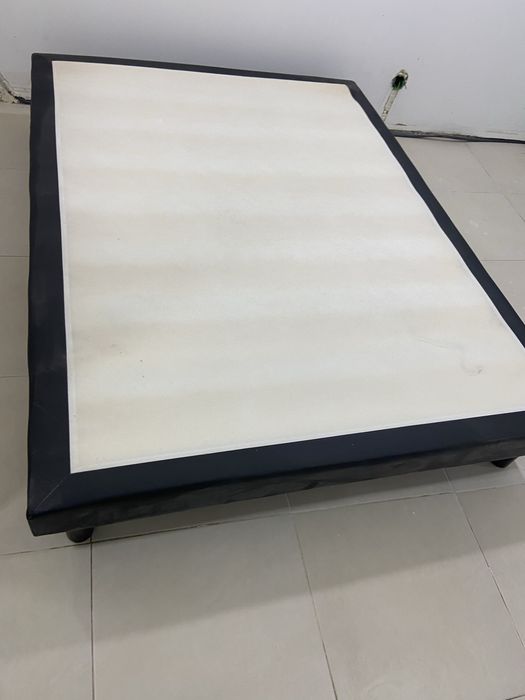 Estrado cama, bordas em preto, excelente estado