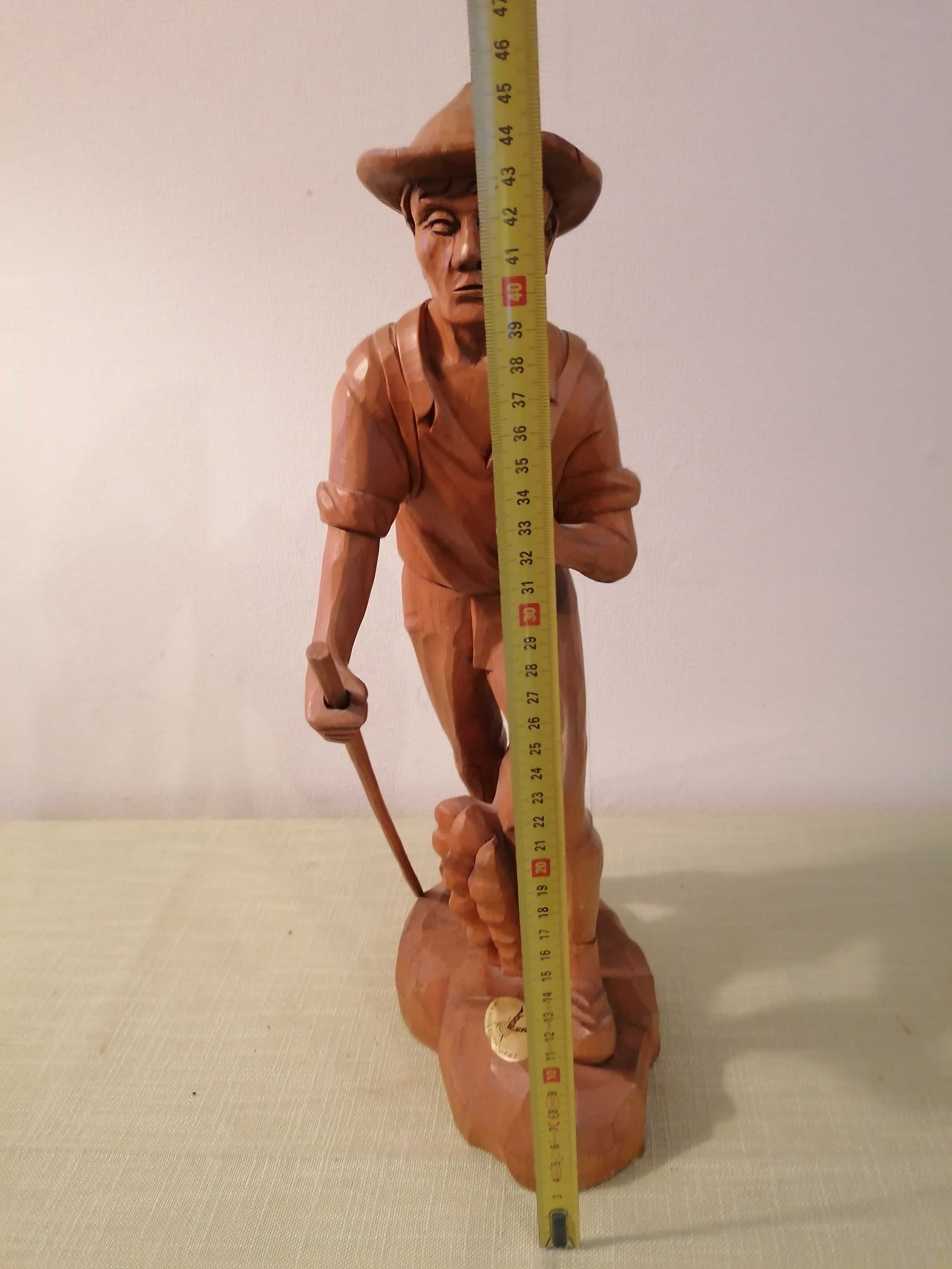 Stara ręcznie wykonana drewniana figurka taternika