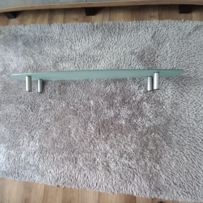 Szklana półka pod telewizor