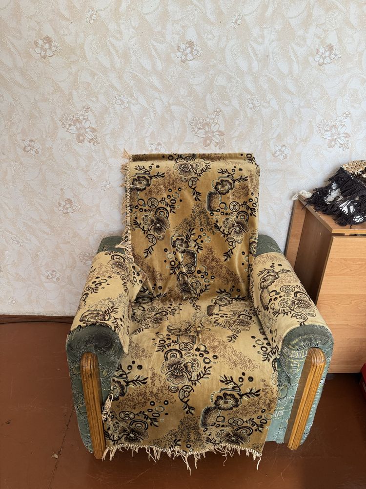 Продам диван та два крісла