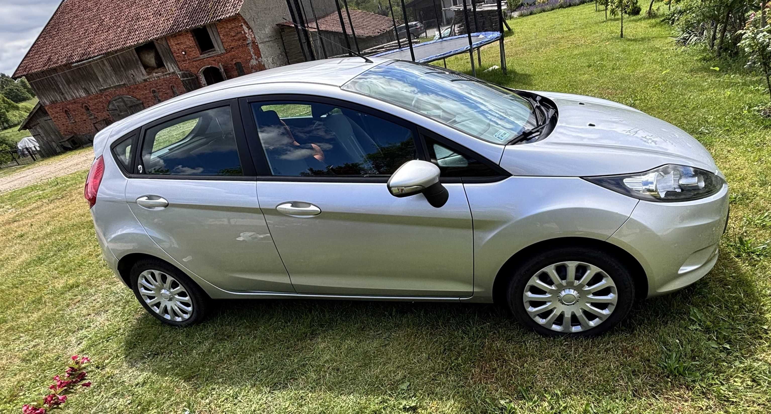 Srebrny Ford Fiesta 1.25 benzyna 82KM