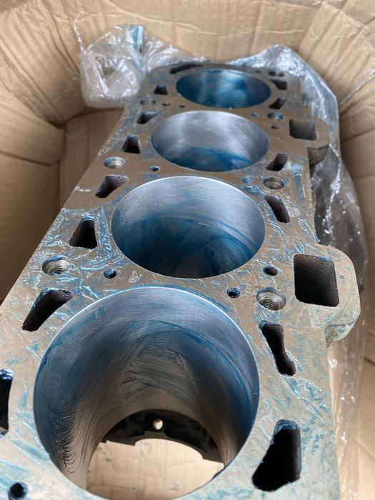 Блок цилиндров приора с комплектом поршней