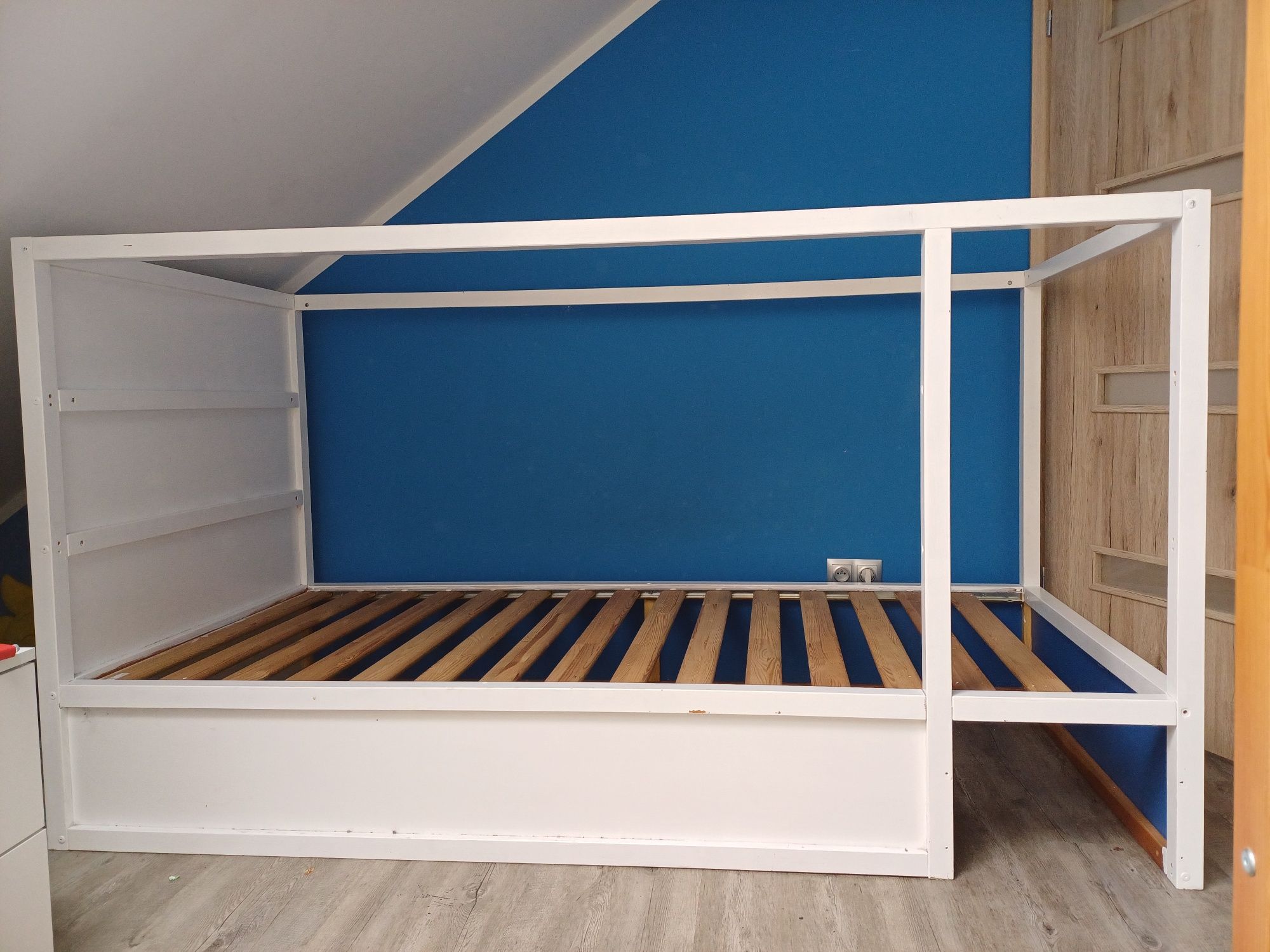 Łóżko kura ikea białe.