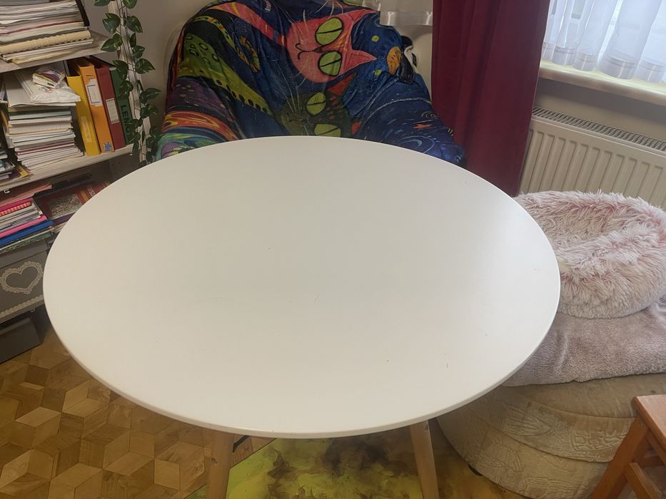 Piękny biały okrągły stół na drewnianuch nogach