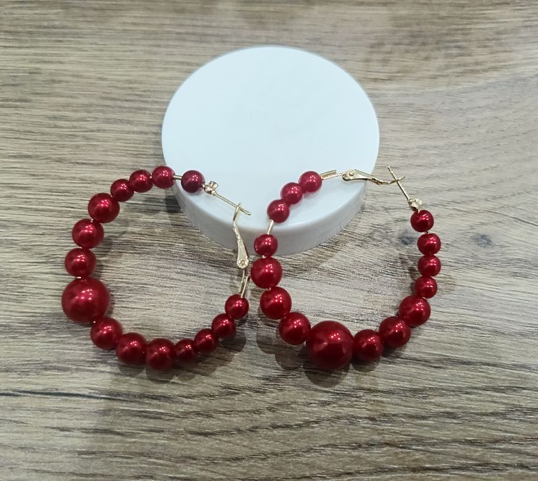 Śliczne nowe kolczyki z czerwonych koralików