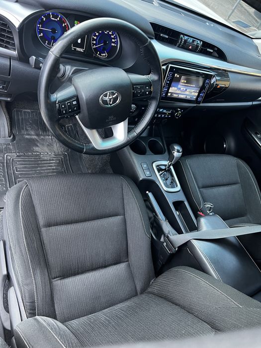 Toyota hilux 2.4 biala perla 19r maly przebieg