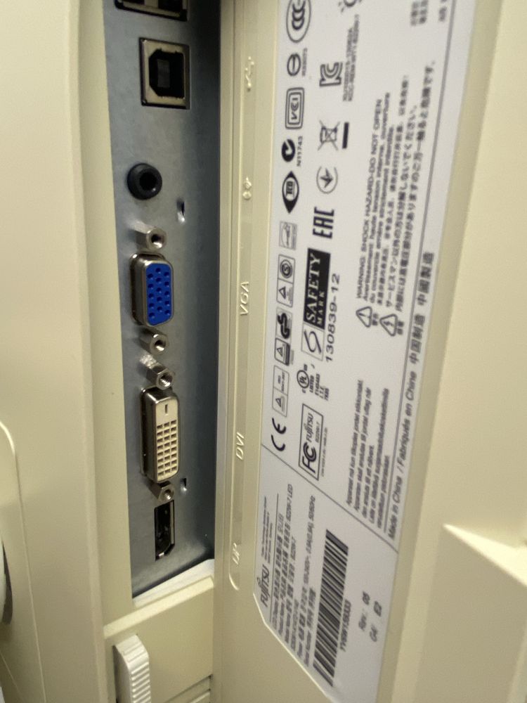 Монітор Fujitsu B22W-7  22"  1680x1050  USB, VGA, DVI, DP колонки