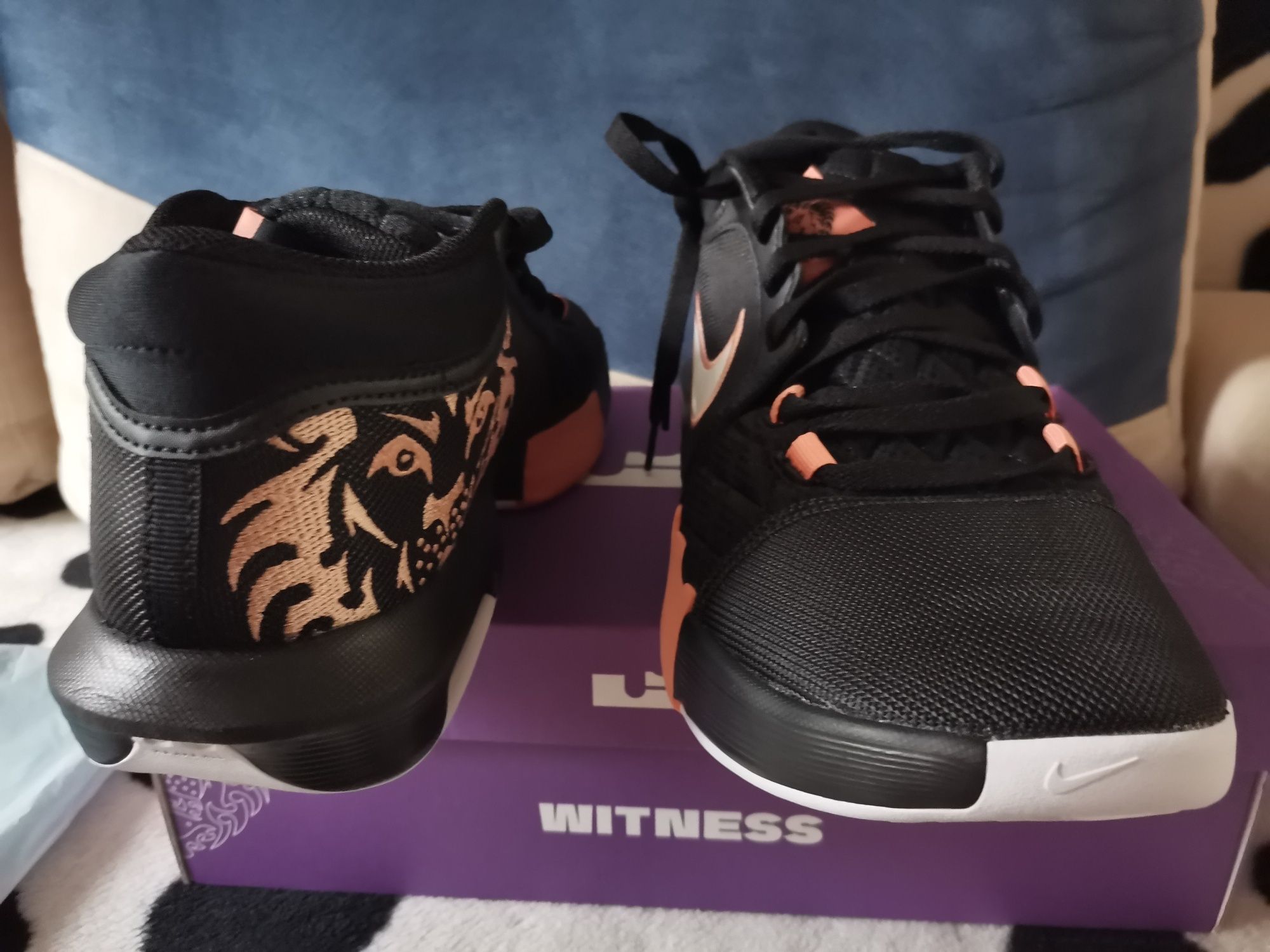 NIKE lebron witness 8