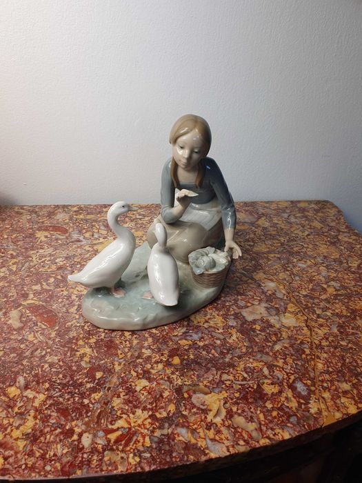 Piękna duża figurka Lladro 4849 "Dziewczyna karmiąca kaczki" 18 cm