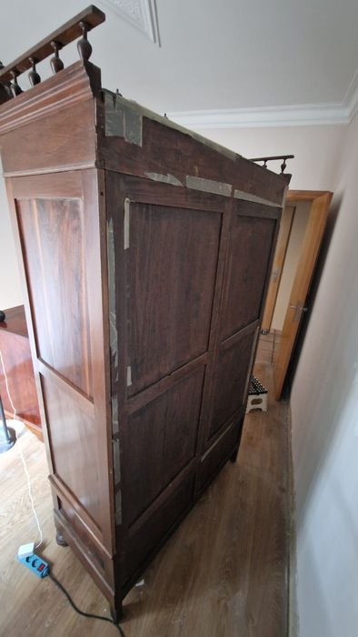 Armário antigo com porta de espelho